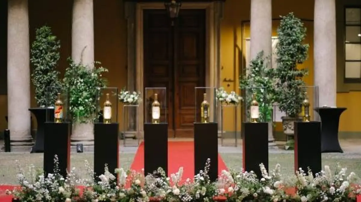 “Off the Skins”, una mostra e una Capsule Collection in onore del sessantesimo anniversario del Pinot Grigio Santa Margherita celebrano il design debuttando a Milano in occasione del “Supersalone” 2021